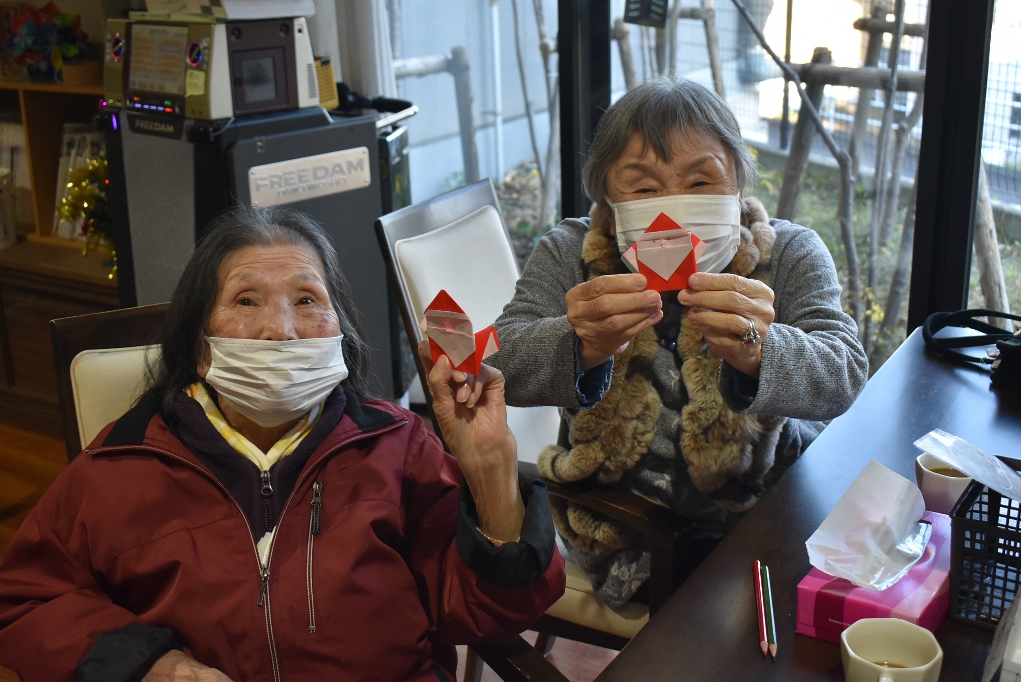 折り紙でサンタさん　（２）