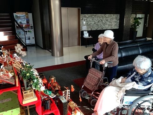 天井に届きそうな輝き～圧巻の雛飾り～